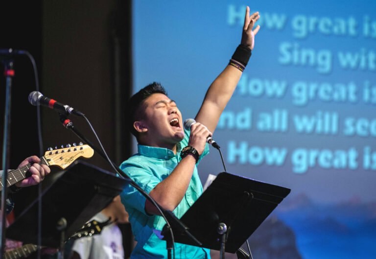 Student Jesper Jiang singing at HSU event