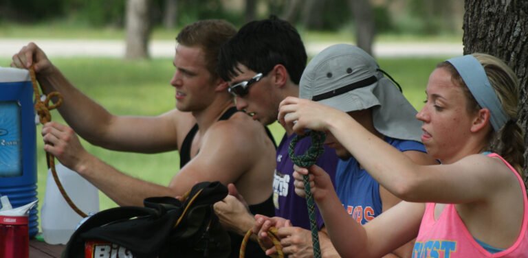 fitness, recreation, and sports management students tying knots into ropes