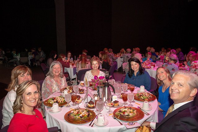 Photo of a table of alumni with president Bruntmyer