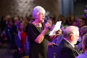 Carolyn Newman singing to Virginia Connally during the Simmons Dinner