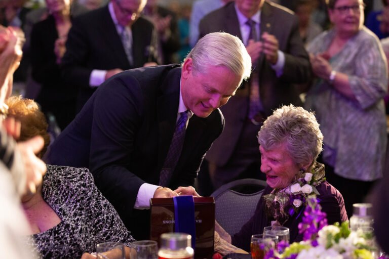 President Eric Bruntmyer presents the Simmons medallion to Dr. Virginia Connally '33 during the Simmons Dinner.