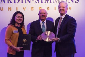 Jim Birdwell receives his alumni award