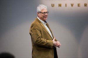 Dr. Tom Copeland speaks to incoming honors students.