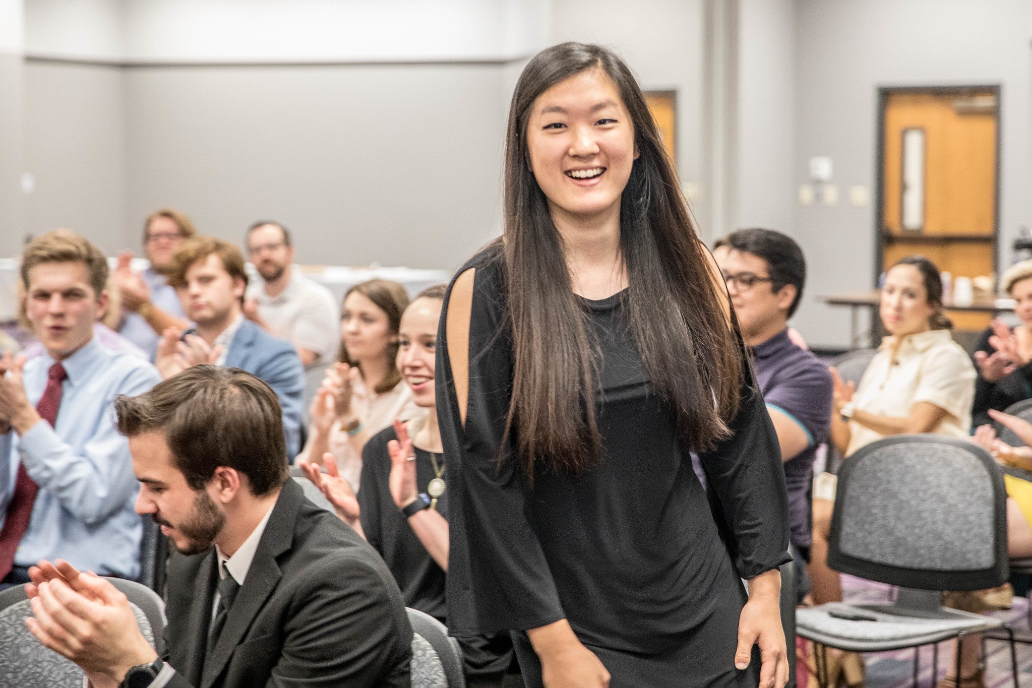 Hanna Kim walks towards the stage to recieve the James B. Simmons Award.