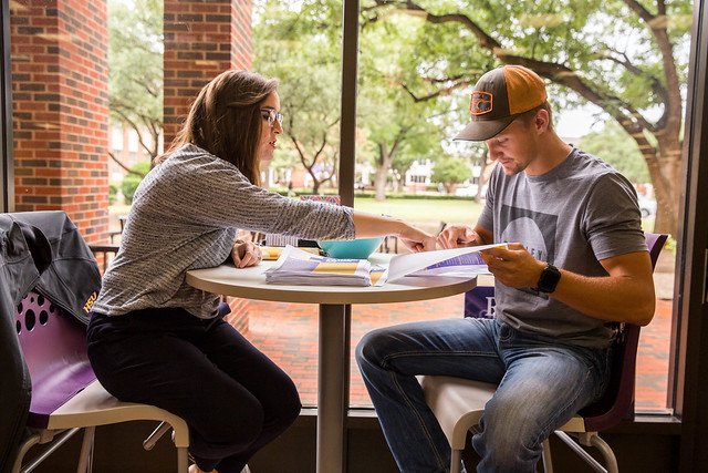 Alyssa Rasco meets with a student for Resumes and Lattes.