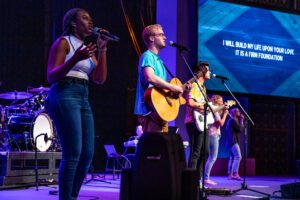 Students lead worship in chapel