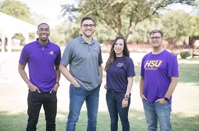 The Student Engagement Team poses in Anderson Lawn for a group photo.
