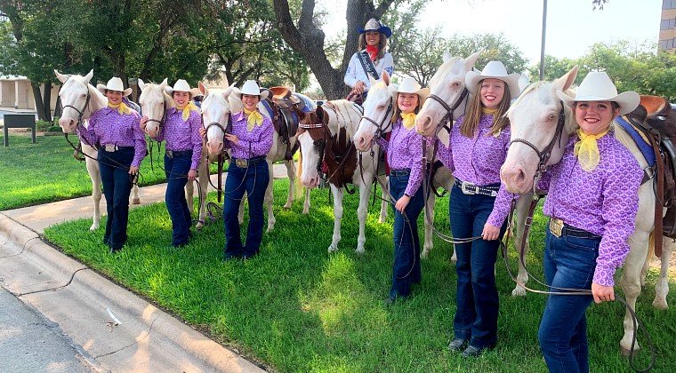 The ladies of the Six White Horses with their mounts.